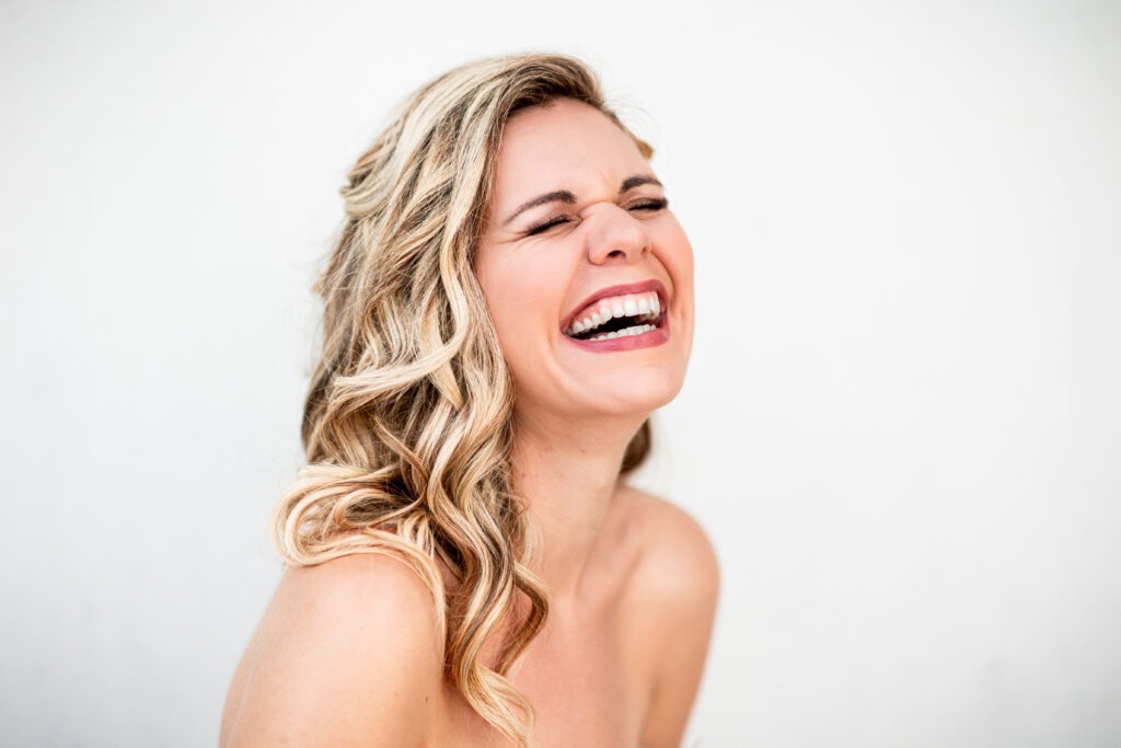 Eclats de rire d'une mari&eacute;e sur un mariage en Charente