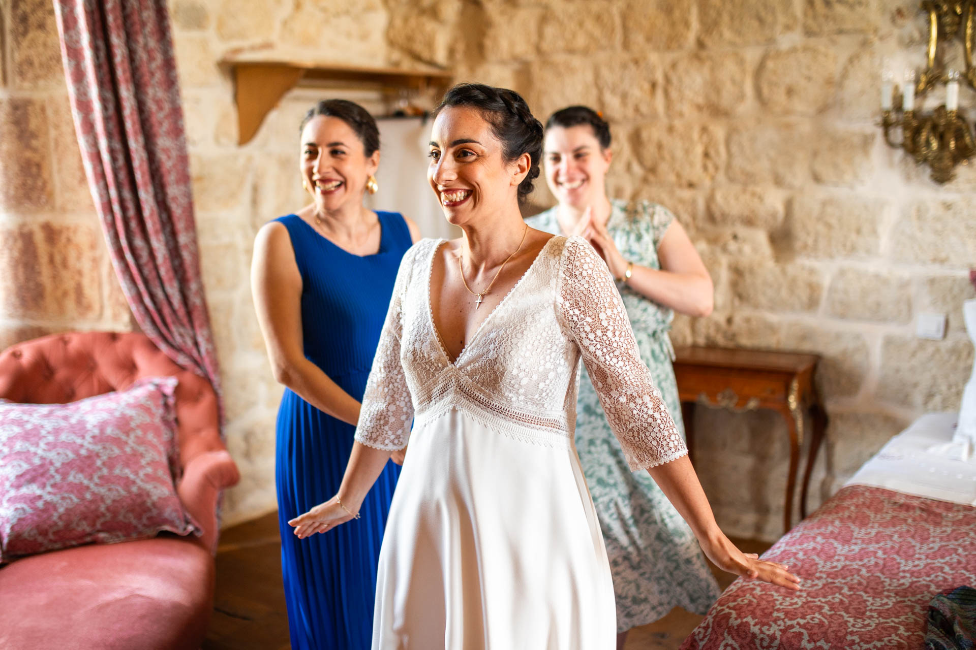 euphorie pour cette mariée qui vient d'enfiler sa robe à son mariage en charente -photographe mariage charente