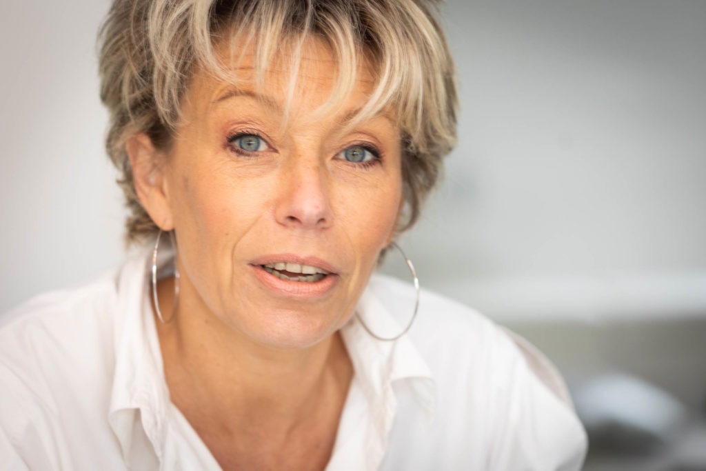 Portrait d'Isabelle PIRIOU écrivaine de mariage sur Bordeaux. Photo prise par Antoine Ollier, photographe de mariage sur Bordeaux