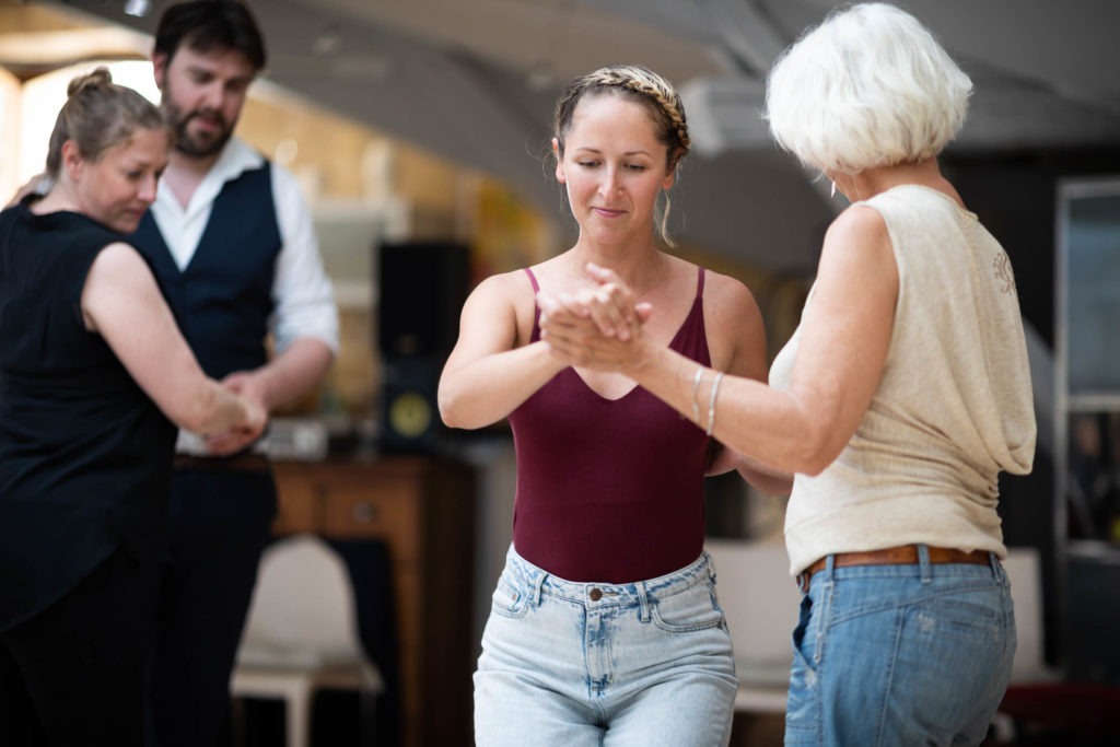 professeur de tango montrant un pas