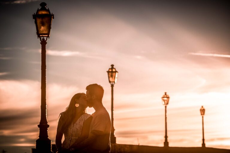 Couple qui s'embrasse au coucher de soleil