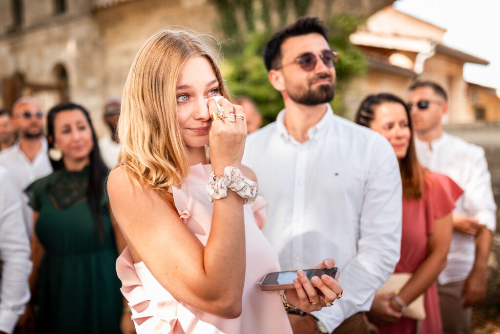emotion d''une invitée qui pleure à un mariage