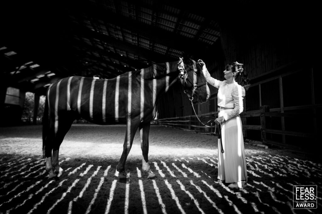 Photo d'une mariée avec son cheval - photo réalisée par Antoine OLLIER, photographe mariage charente - photo primée par Fearless