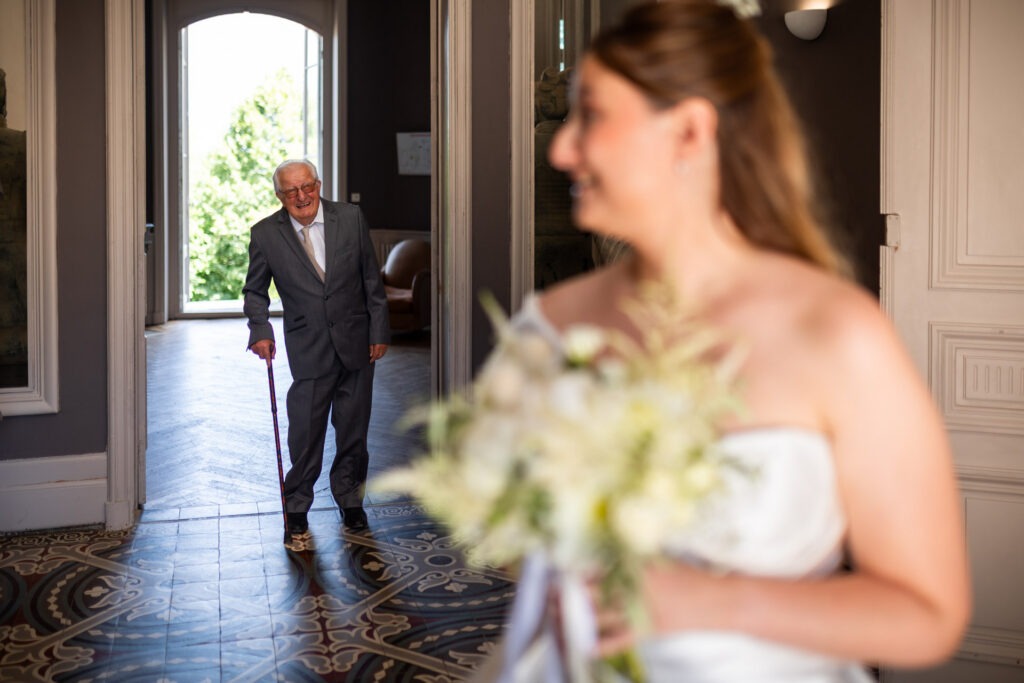 Le grand père d'Anaïs découvre sa petite fille en tenue de mariée au Château de la Pouyade