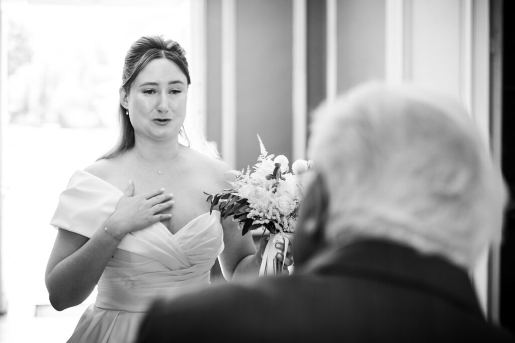 L'émotion forte de la mariée avec son grand père au Château de la Pouyade