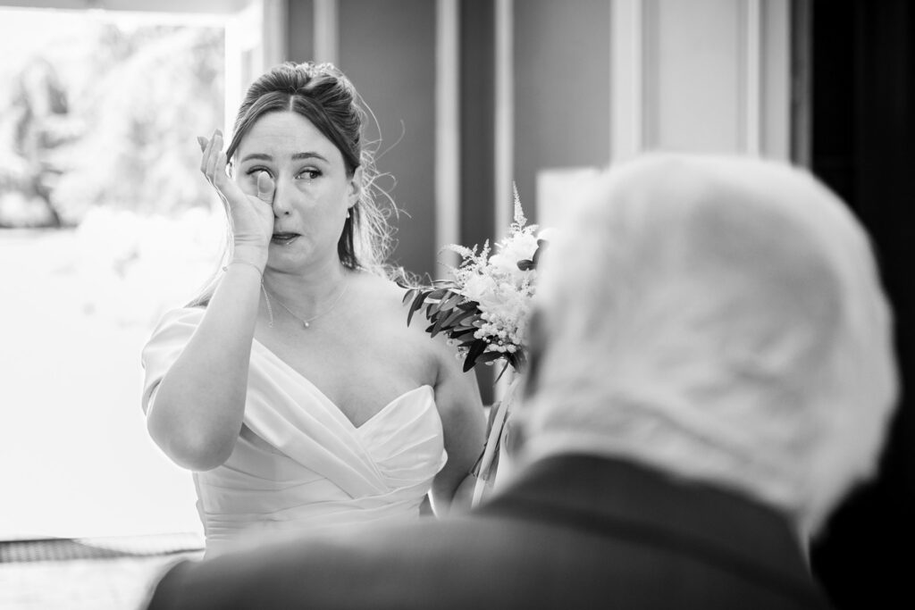 Les larmes de la mariée lors du first look avec son grand père au Château de la Pouyade