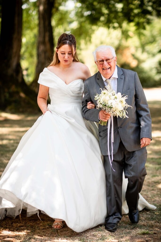 Anaïs et son grand père qui entre à la cérémonie laïque au Château de la Pouyade