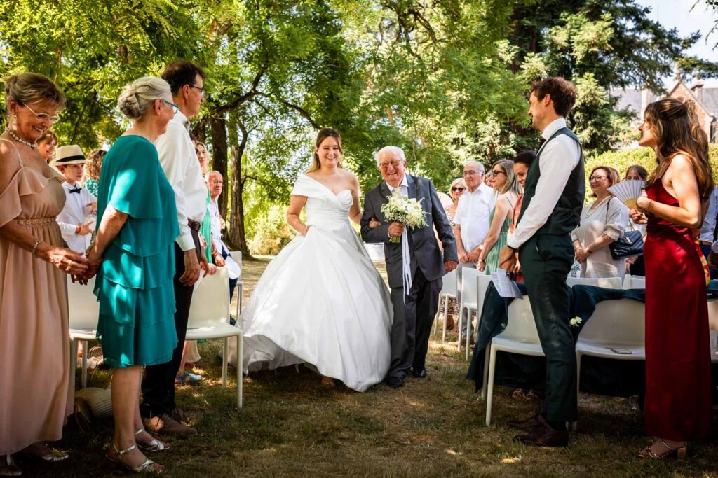Arrivée d'Anaïs et son grand père lors de la cérémonie laïque au Château de la Pouyade