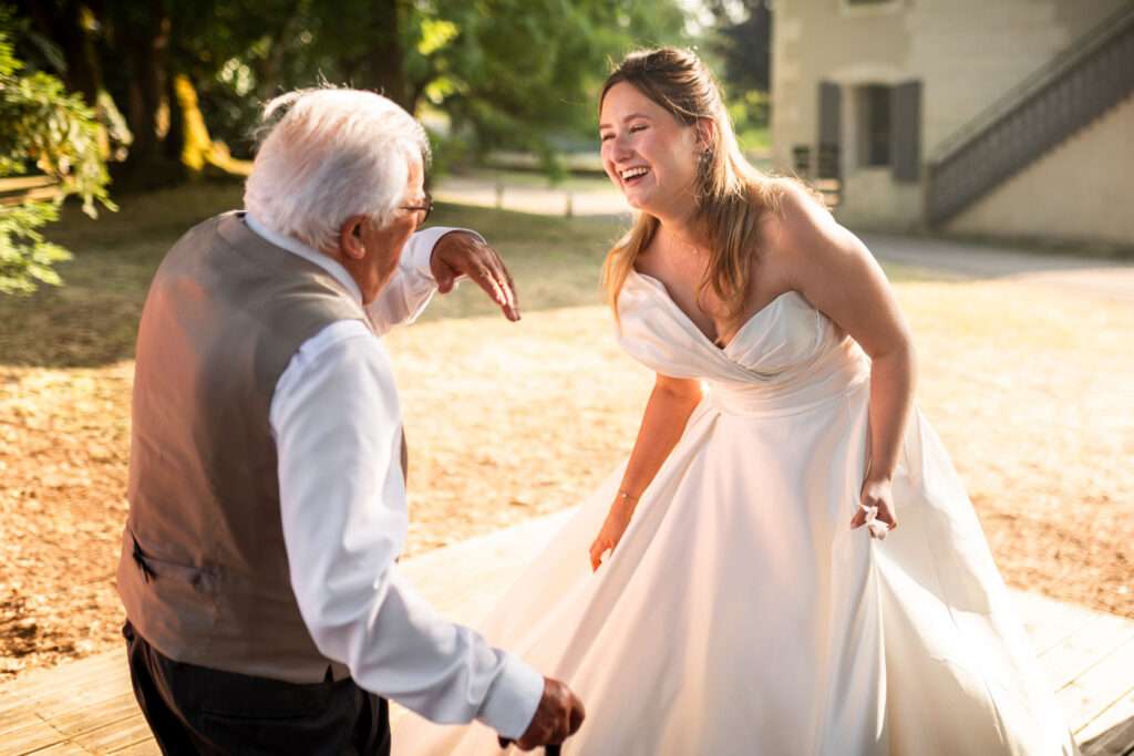 Moment de complicité entre Anaïs et son grand père au Château la Pouyade
