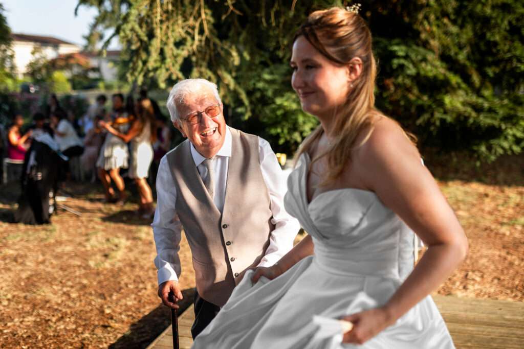 Regard tendre du grand père vers sa petite fille au  Château de la Pouyade