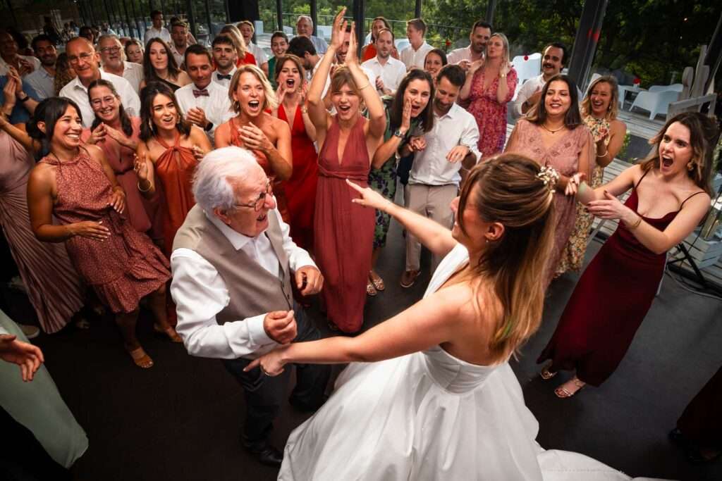 Le grand père danse avec sa petite fille lors de la soirée de mariage au Château de la Pouyade 