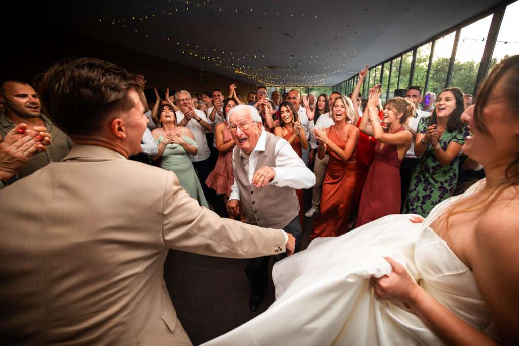 Le grand père d'Anaïs danse lors de la soirée de mariage au Château de la Pouyade 