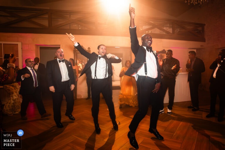 Arrivée des témoins à la salle de mariage au Château Gassies - photo réalisée par Antoine OLLIER - photo primée par la WPJA