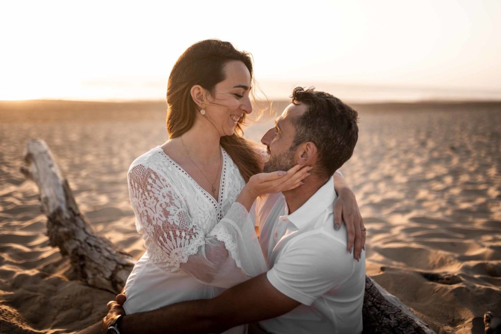 Séance couple en bord de mer sur la plage de Lacanau
