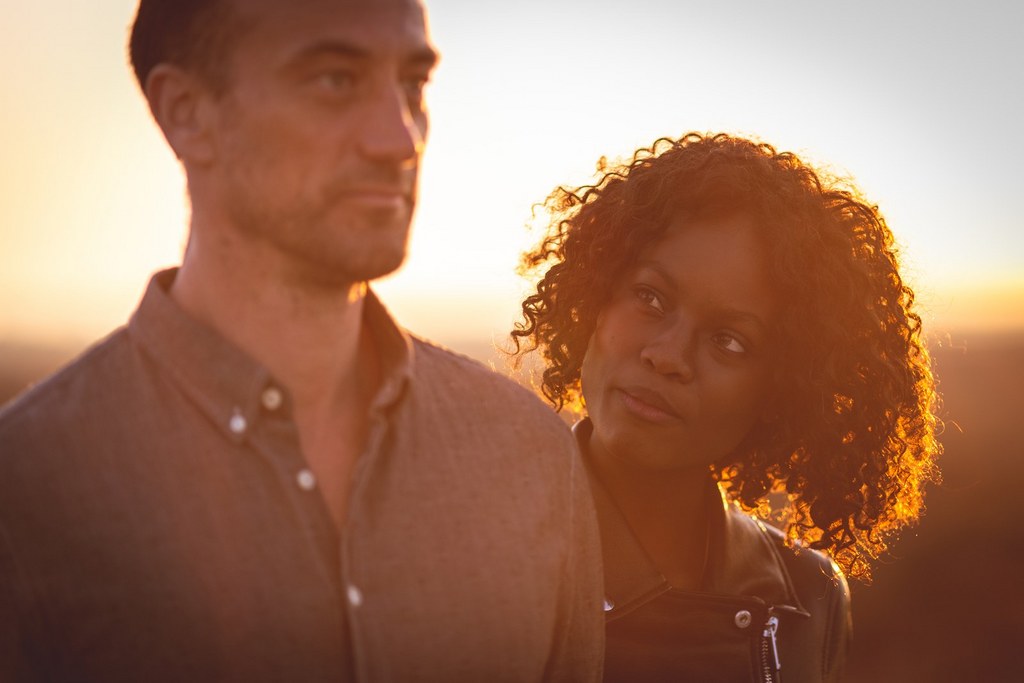 regard amoureux lors d'une séance couple